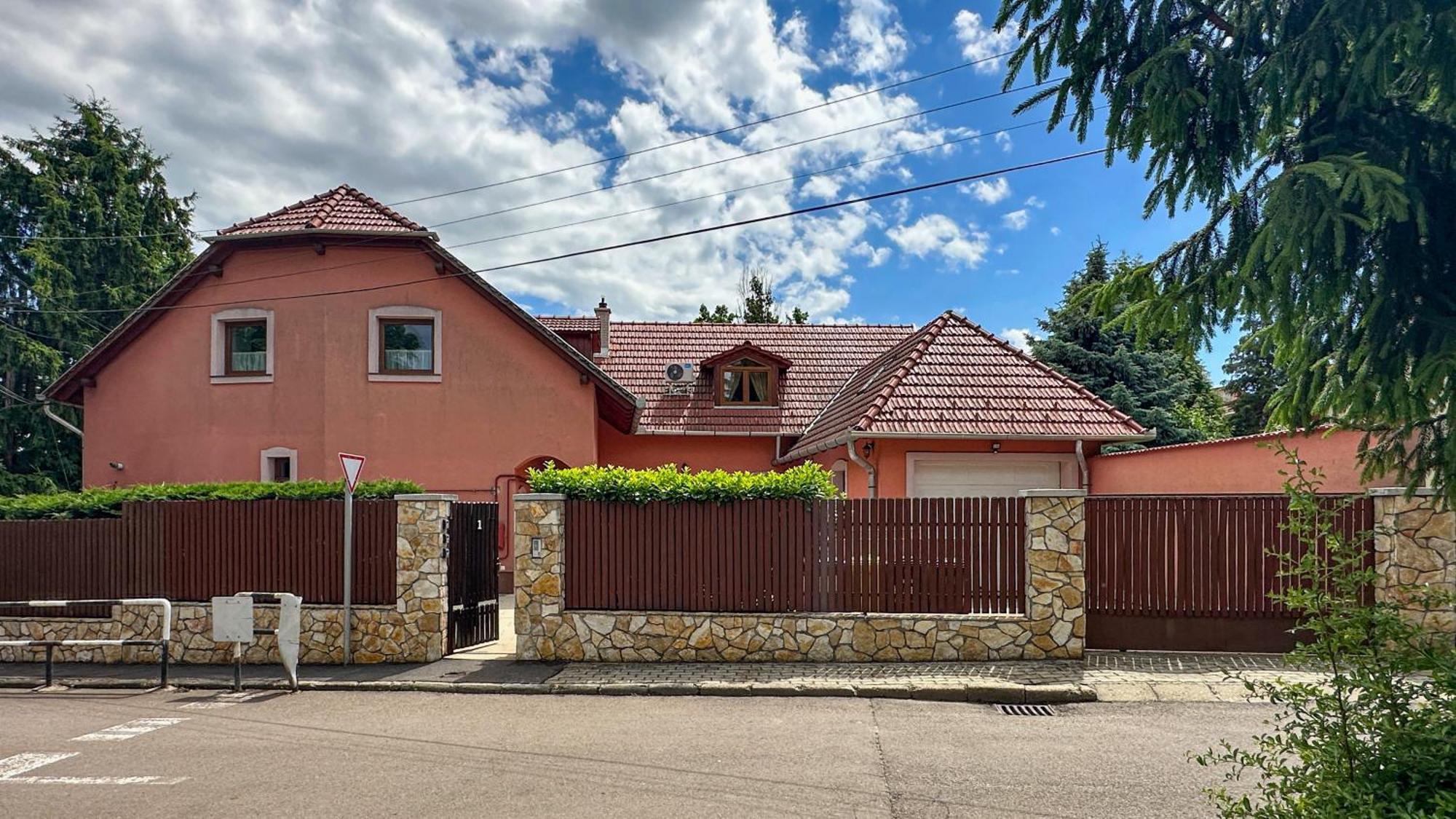 Honfoglalas Vendeghaz Eger Exterior photo
